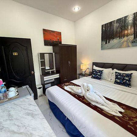 Heaven House Restro & Bar Hotell Patong Exteriör bild