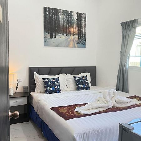 Heaven House Restro & Bar Hotell Patong Exteriör bild