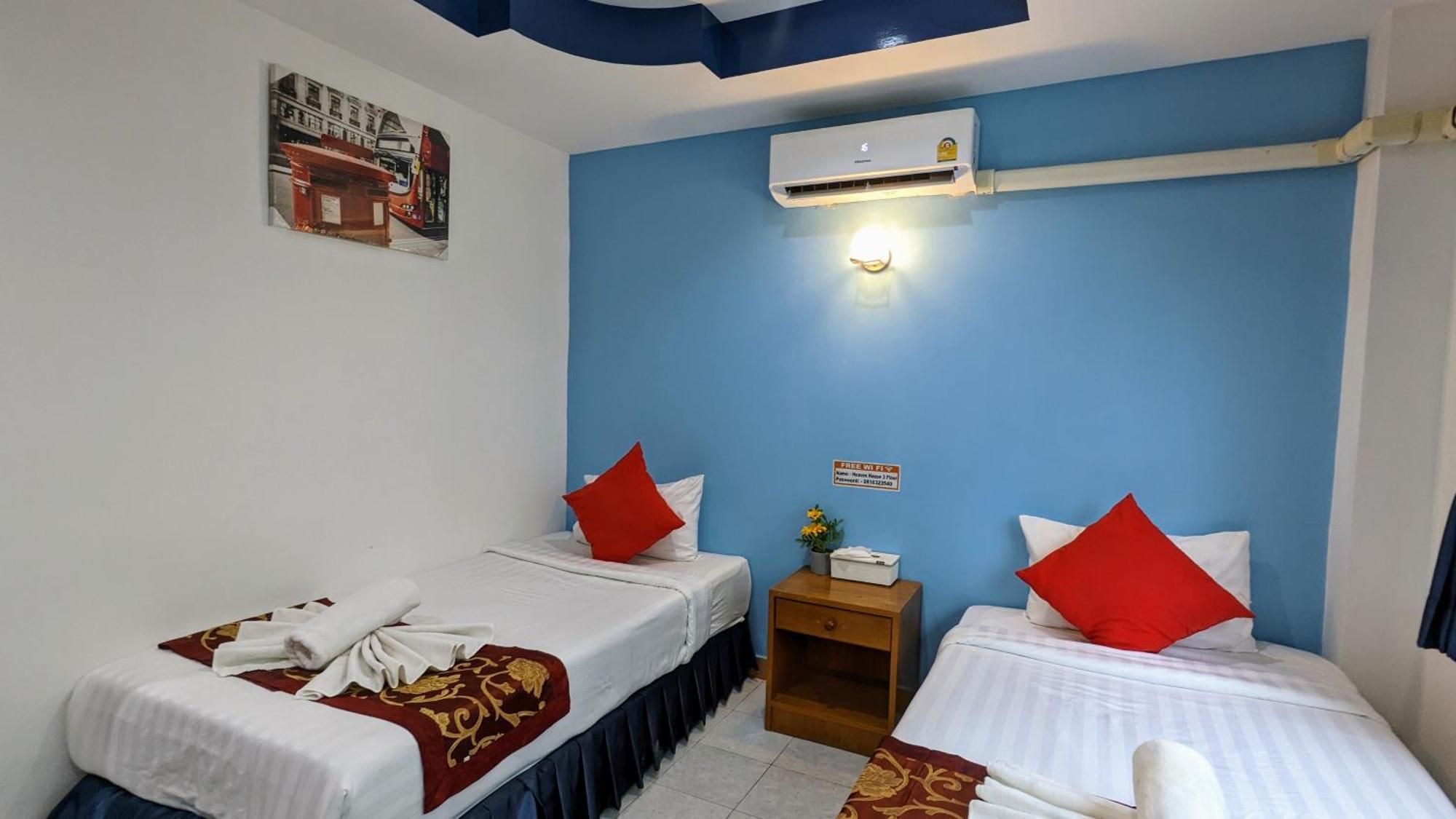 Heaven House Restro & Bar Hotell Patong Exteriör bild