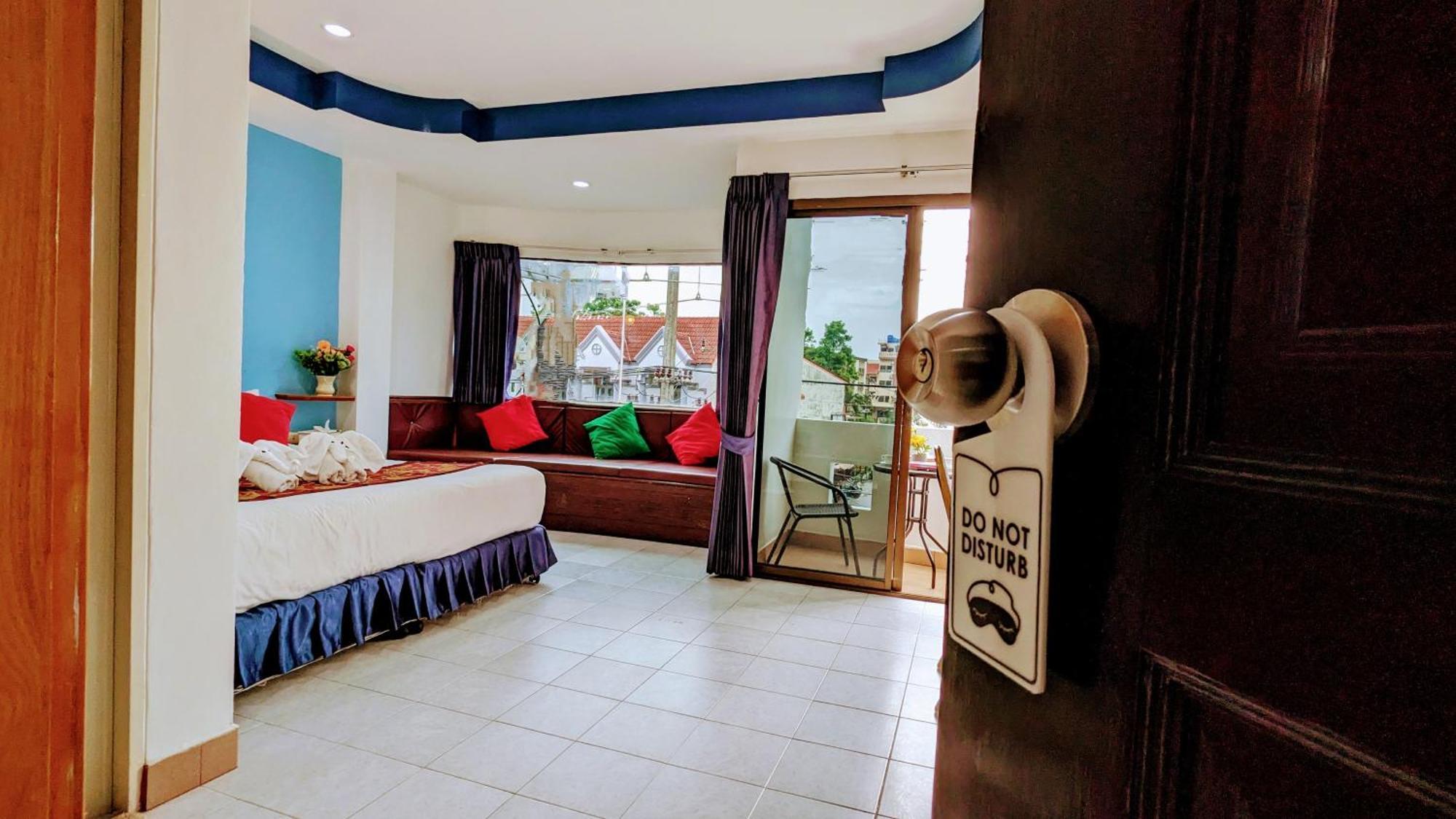 Heaven House Restro & Bar Hotell Patong Exteriör bild