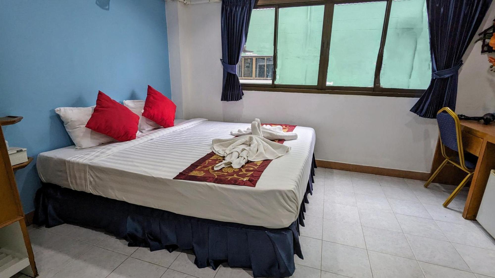 Heaven House Restro & Bar Hotell Patong Exteriör bild