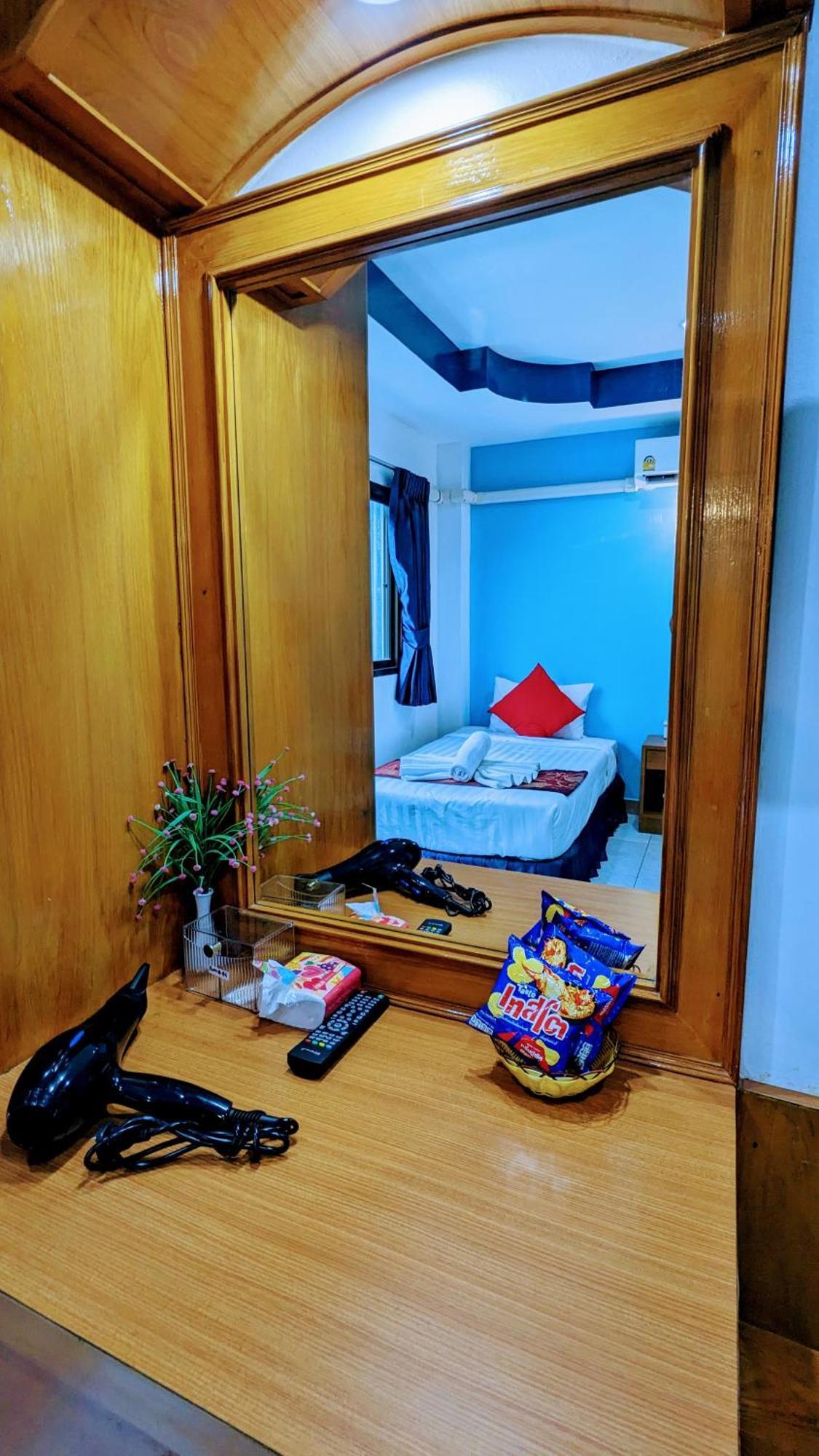 Heaven House Restro & Bar Hotell Patong Exteriör bild
