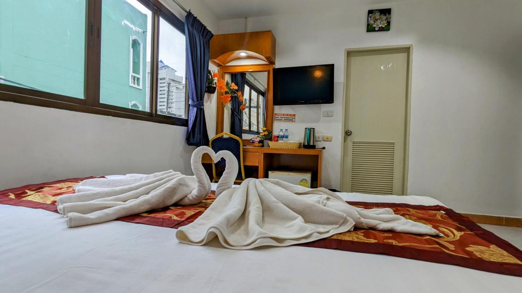 Heaven House Restro & Bar Hotell Patong Exteriör bild
