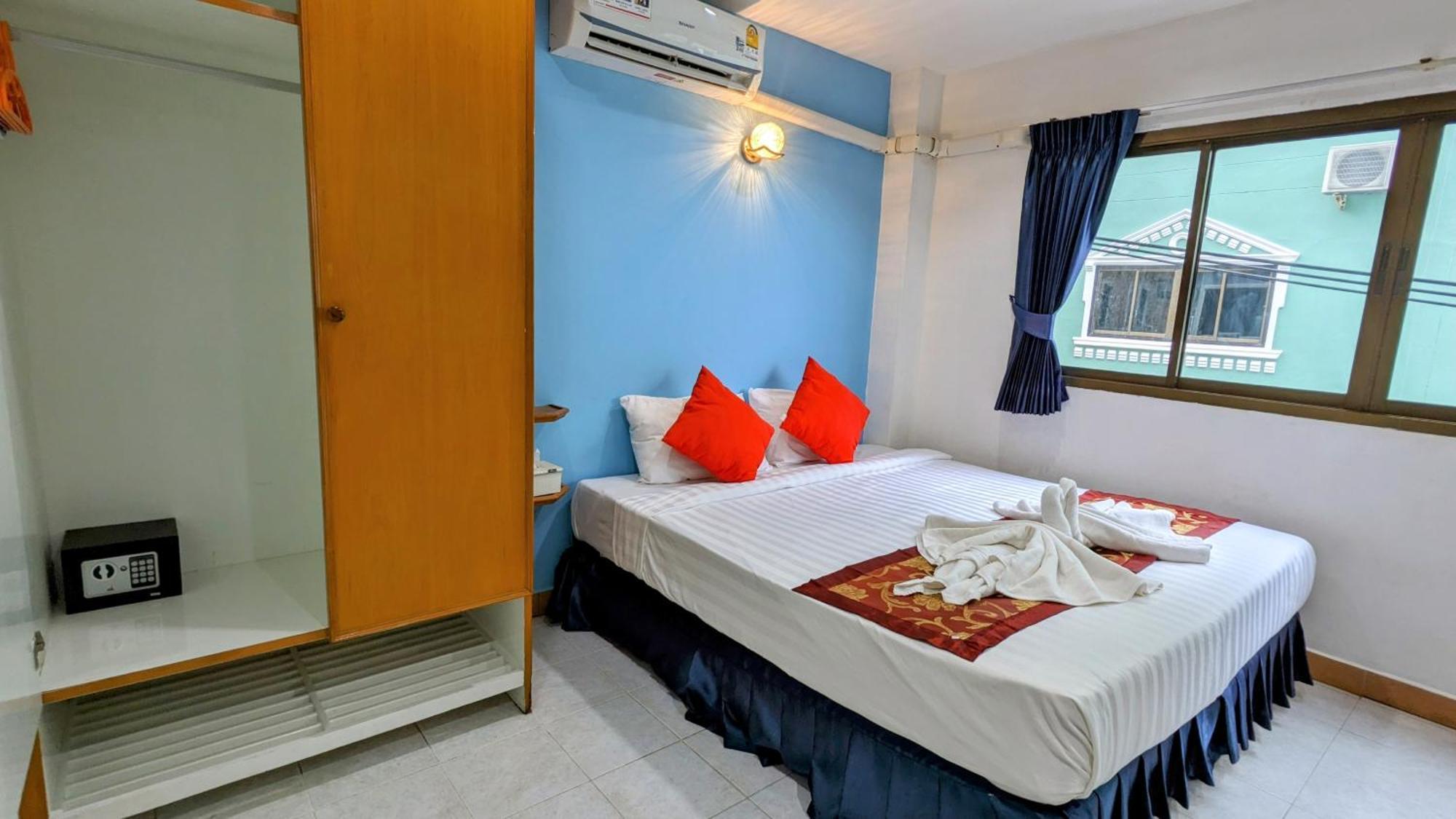 Heaven House Restro & Bar Hotell Patong Exteriör bild