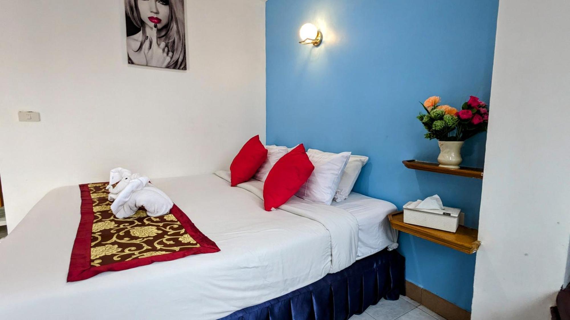 Heaven House Restro & Bar Hotell Patong Exteriör bild