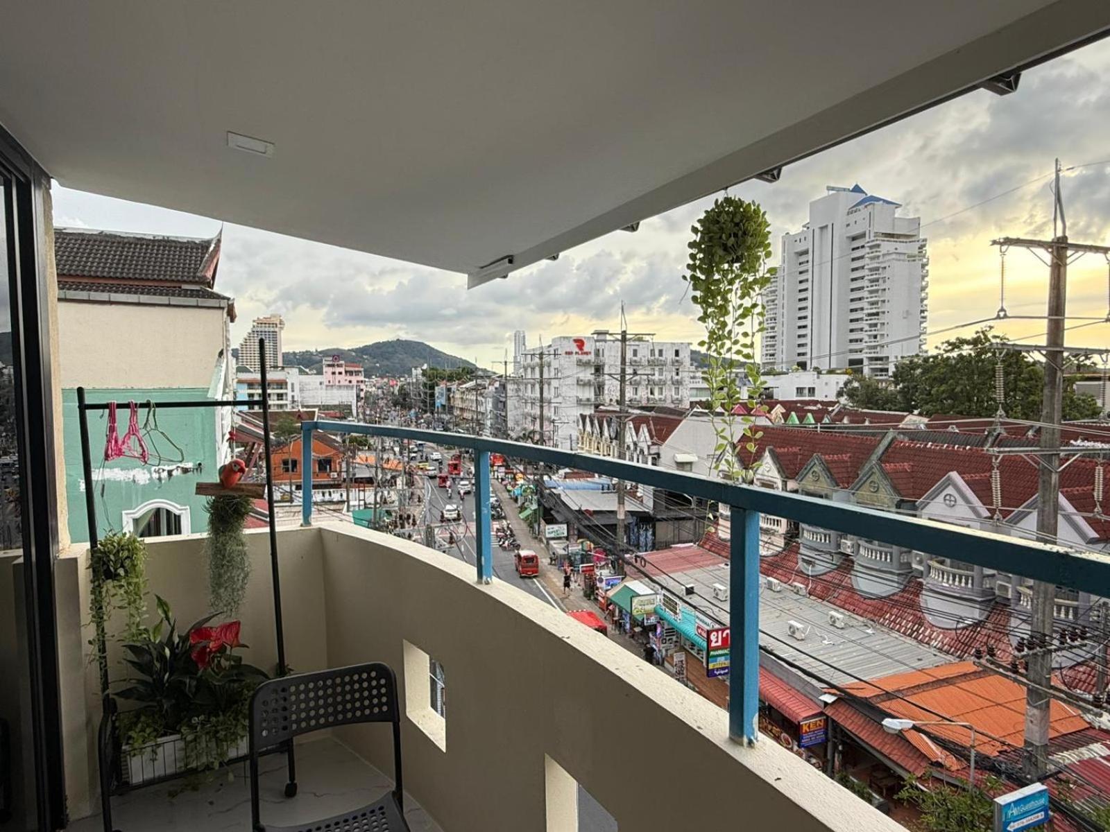 Heaven House Restro & Bar Hotell Patong Exteriör bild