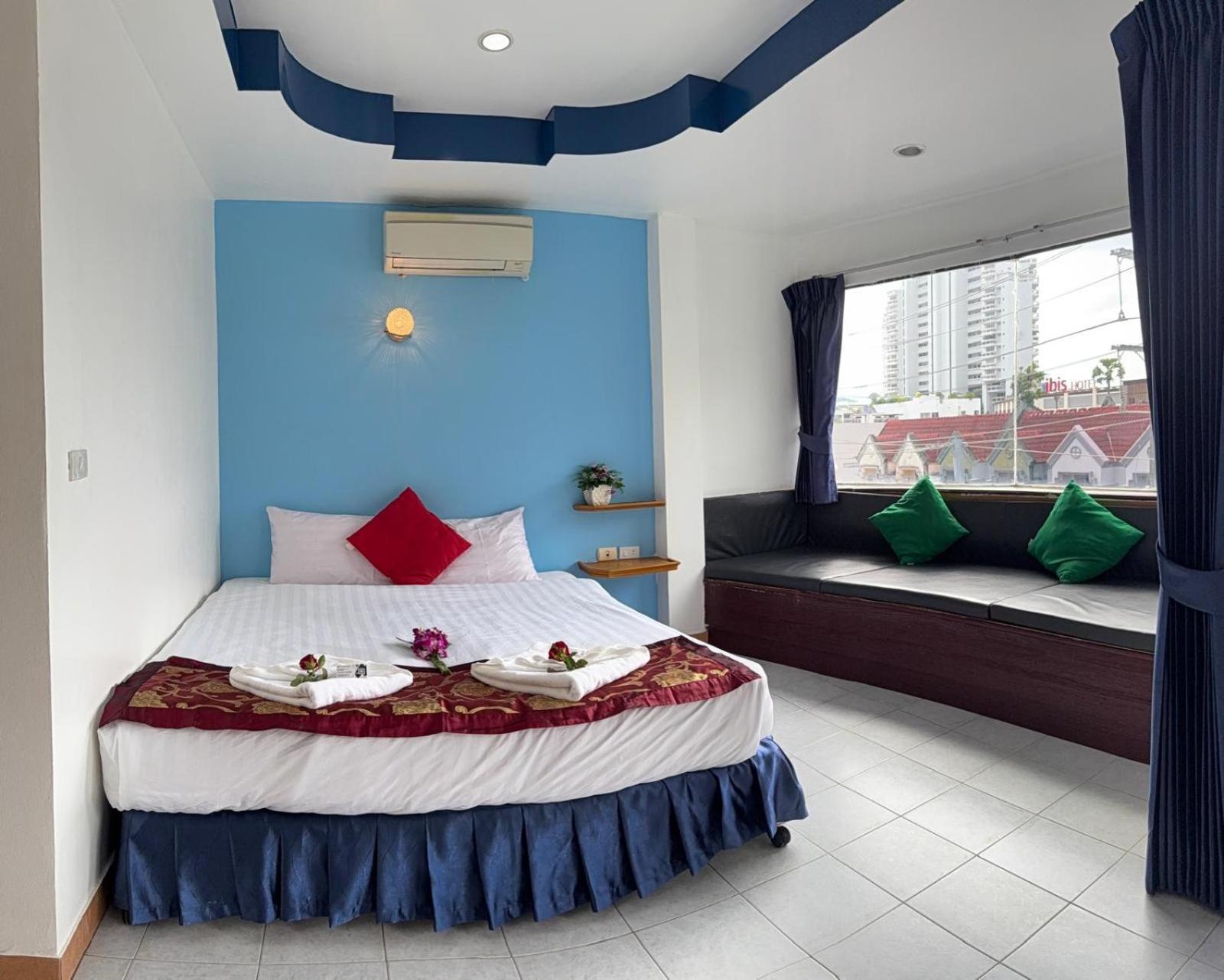 Heaven House Restro & Bar Hotell Patong Exteriör bild