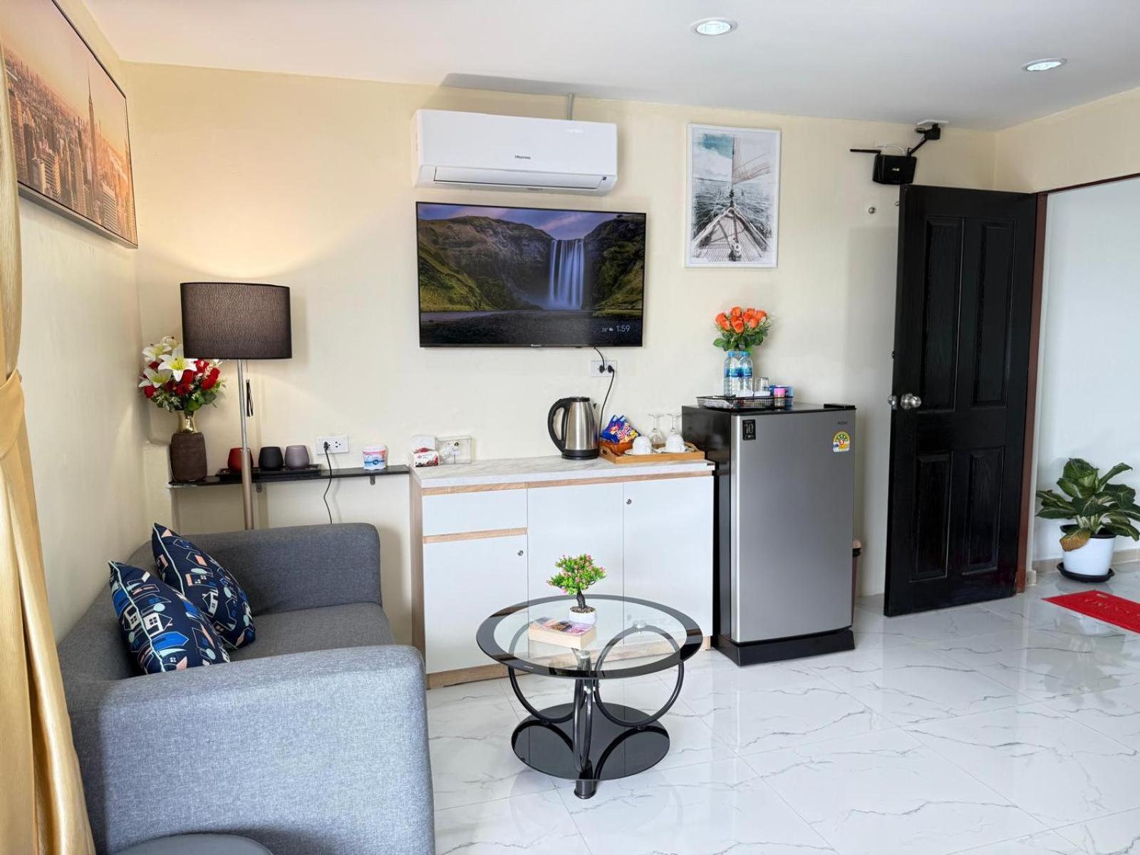 Heaven House Restro & Bar Hotell Patong Exteriör bild