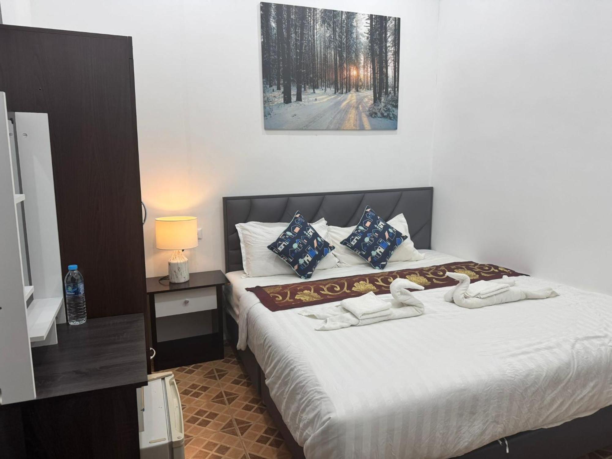 Heaven House Restro & Bar Hotell Patong Exteriör bild
