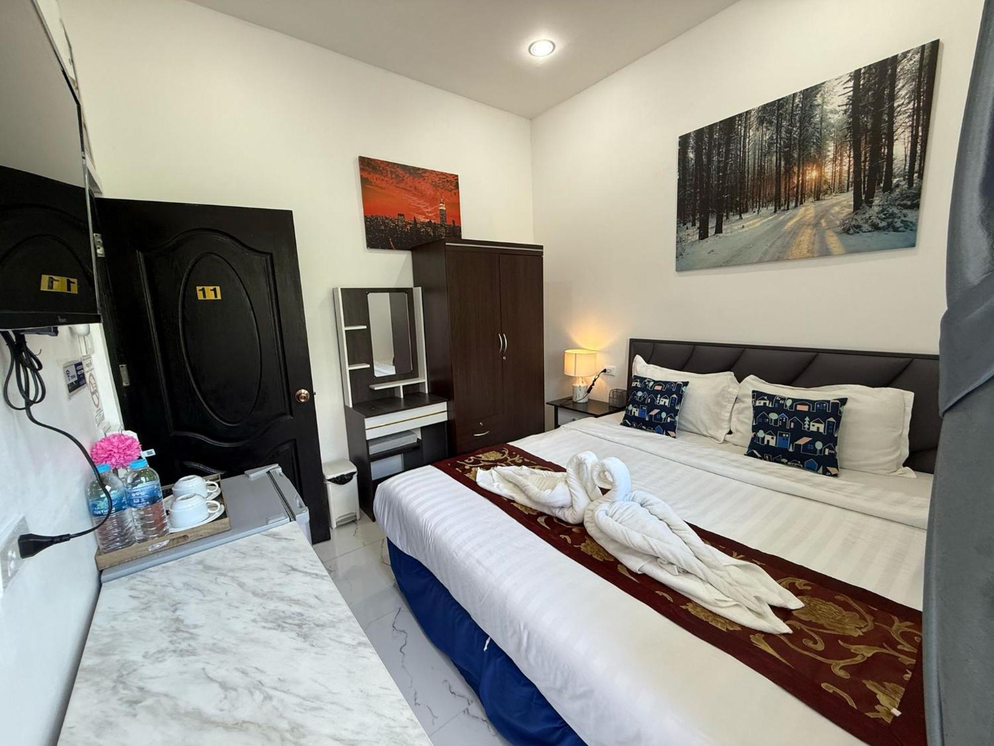 Heaven House Restro & Bar Hotell Patong Exteriör bild