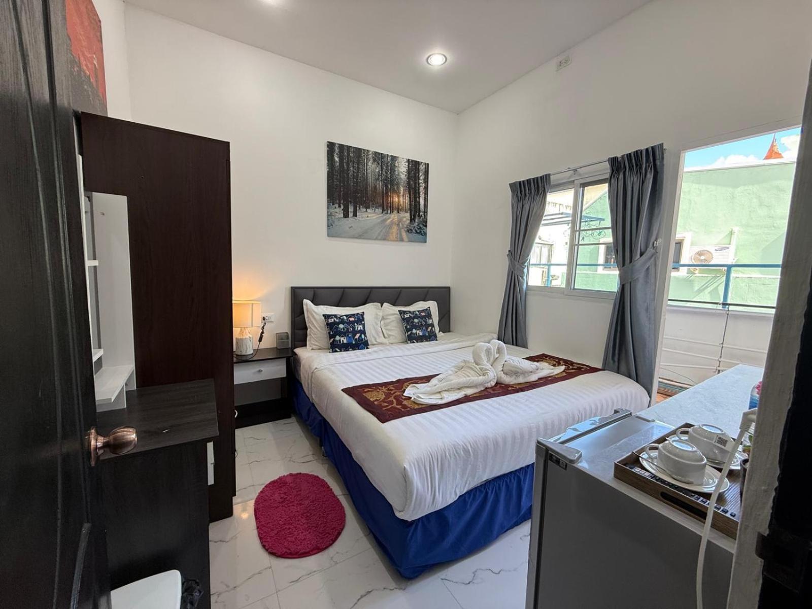 Heaven House Restro & Bar Hotell Patong Exteriör bild