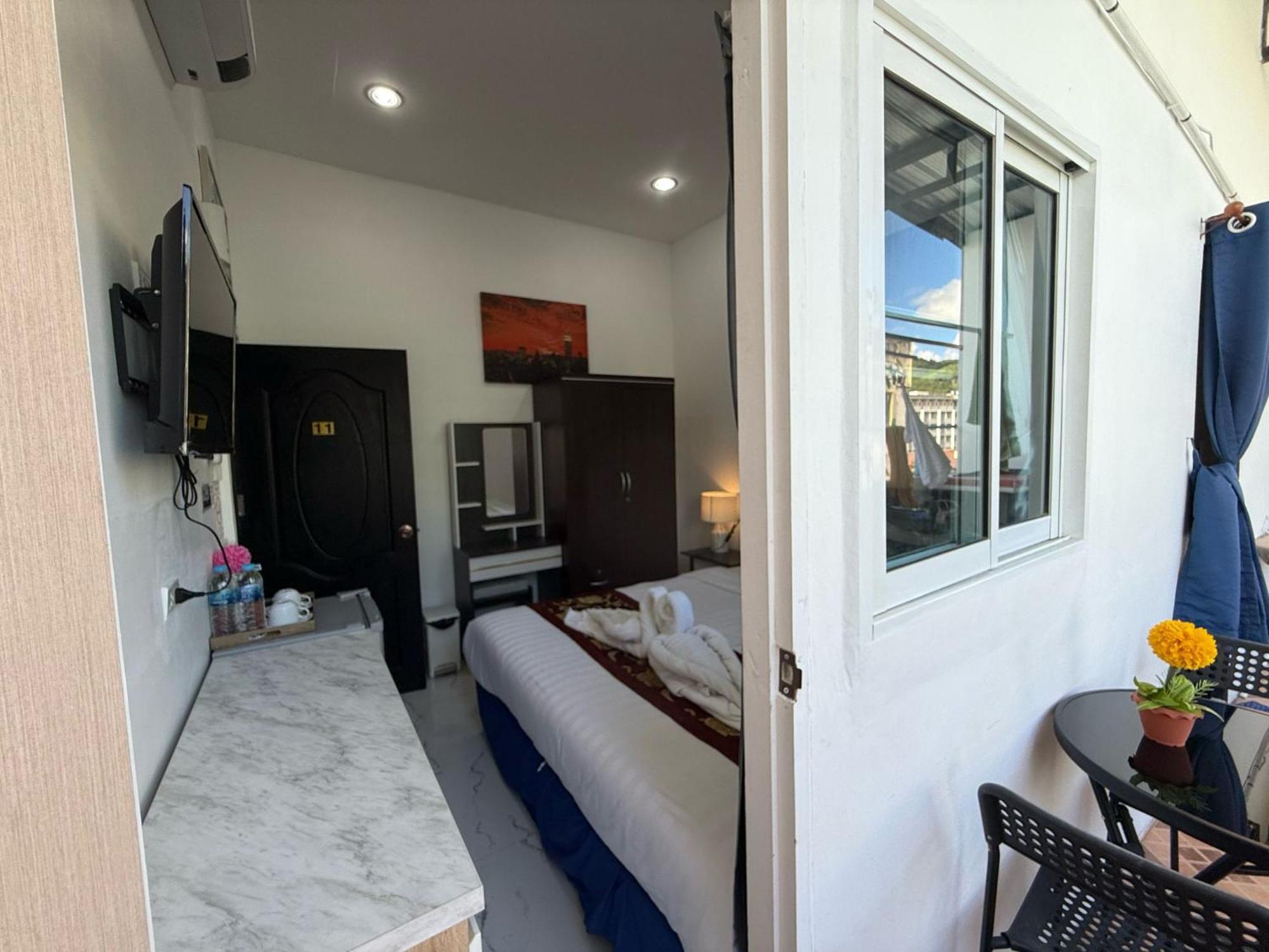Heaven House Restro & Bar Hotell Patong Exteriör bild